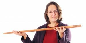 Anouk Brack met houten oefenzwaard