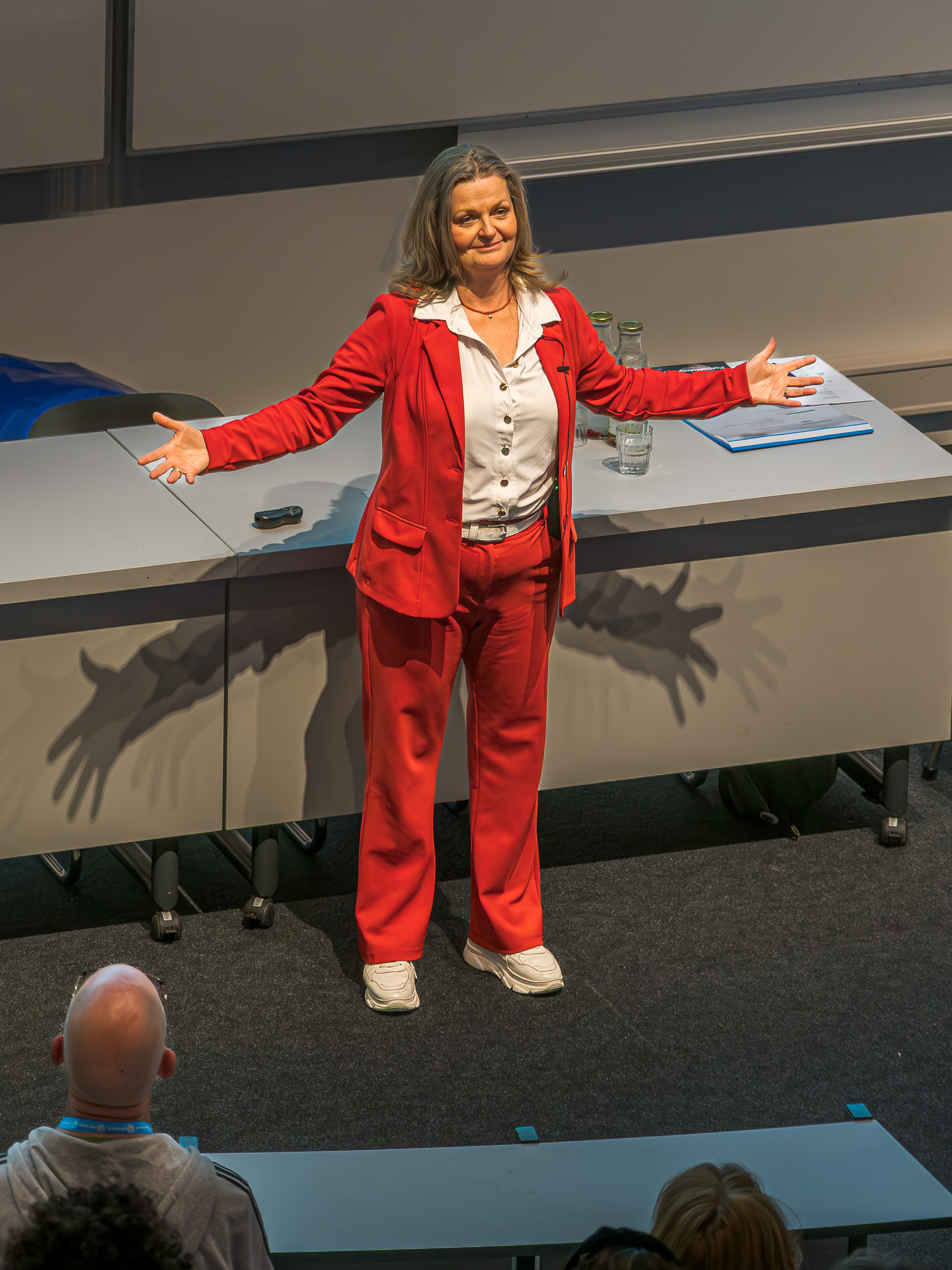 Ruimte om je heen pose